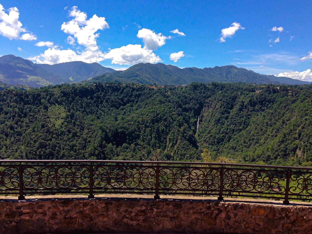 Paseo entre las montañas