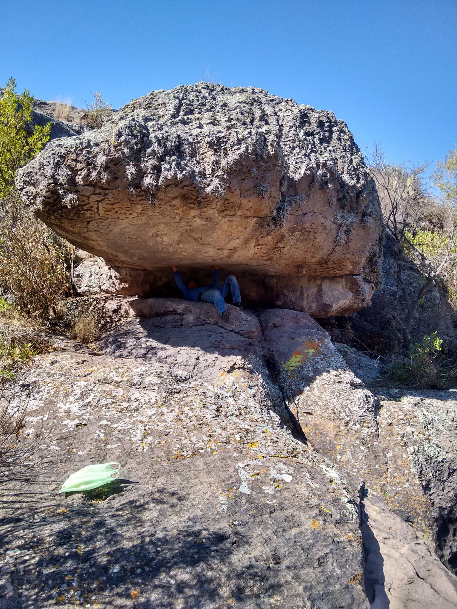 sosteniendo una roca