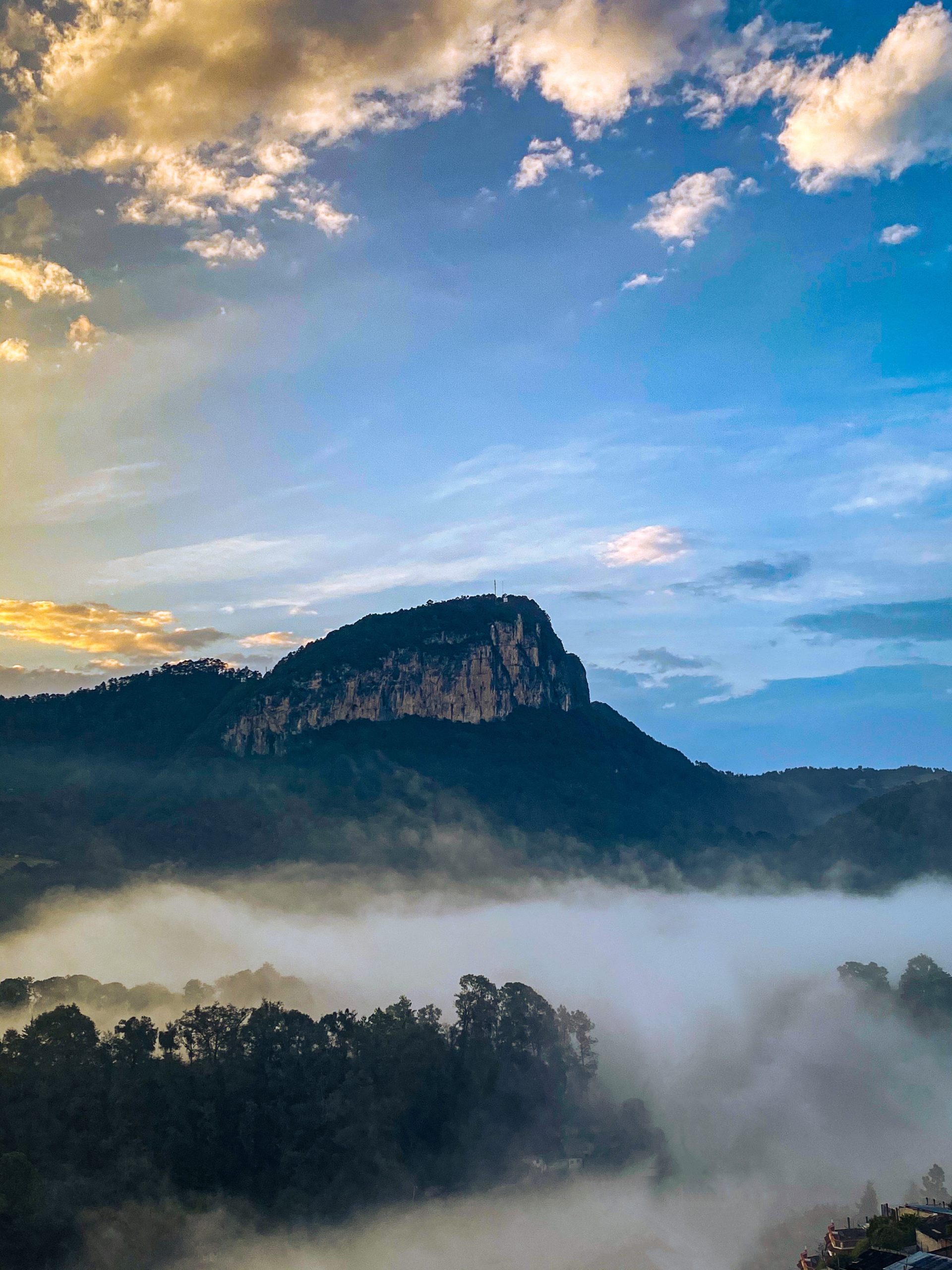 El Cerro Cabezón en una tarde de niebla.