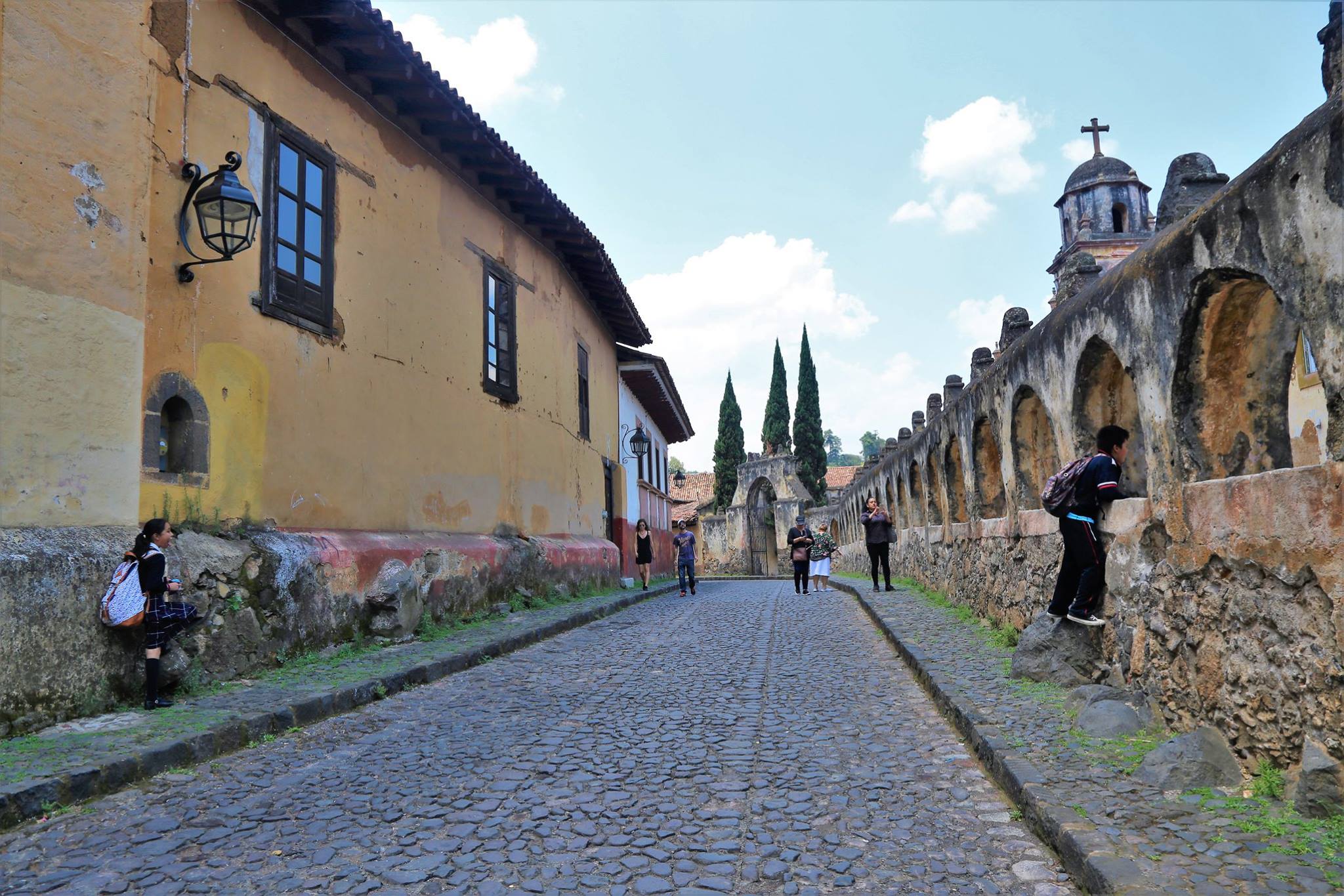 Camino empedrado