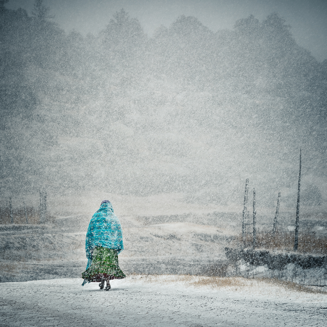 Mujer Rarámuri bajo una tormenta invernal