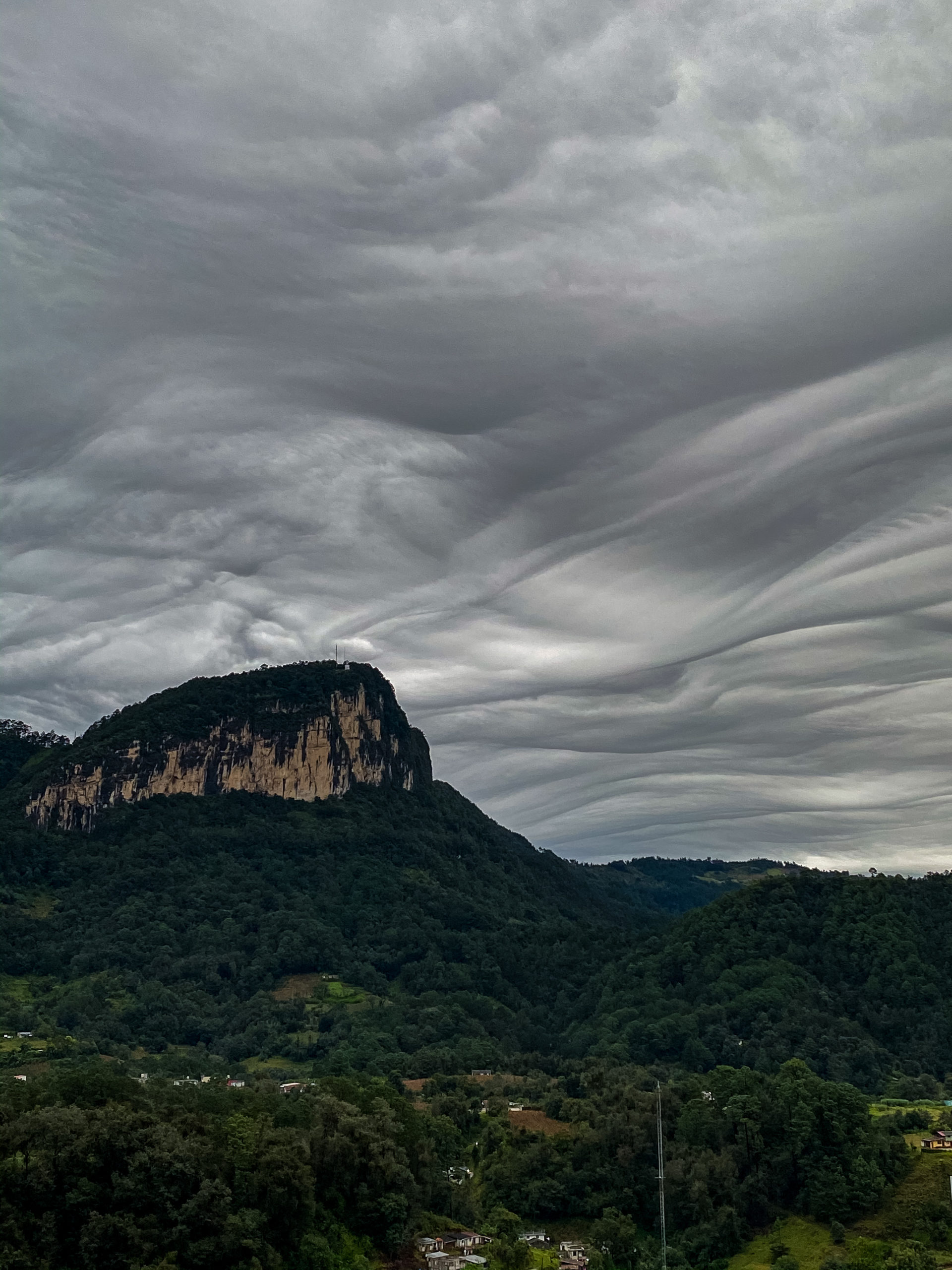 Nubes raras sobre el Cerro Cabezón.