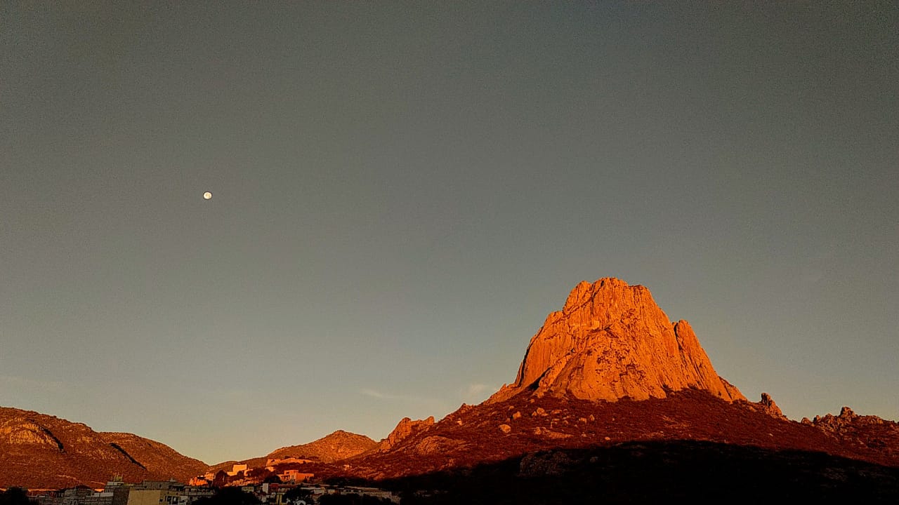 Peña de Bernal al amanecer