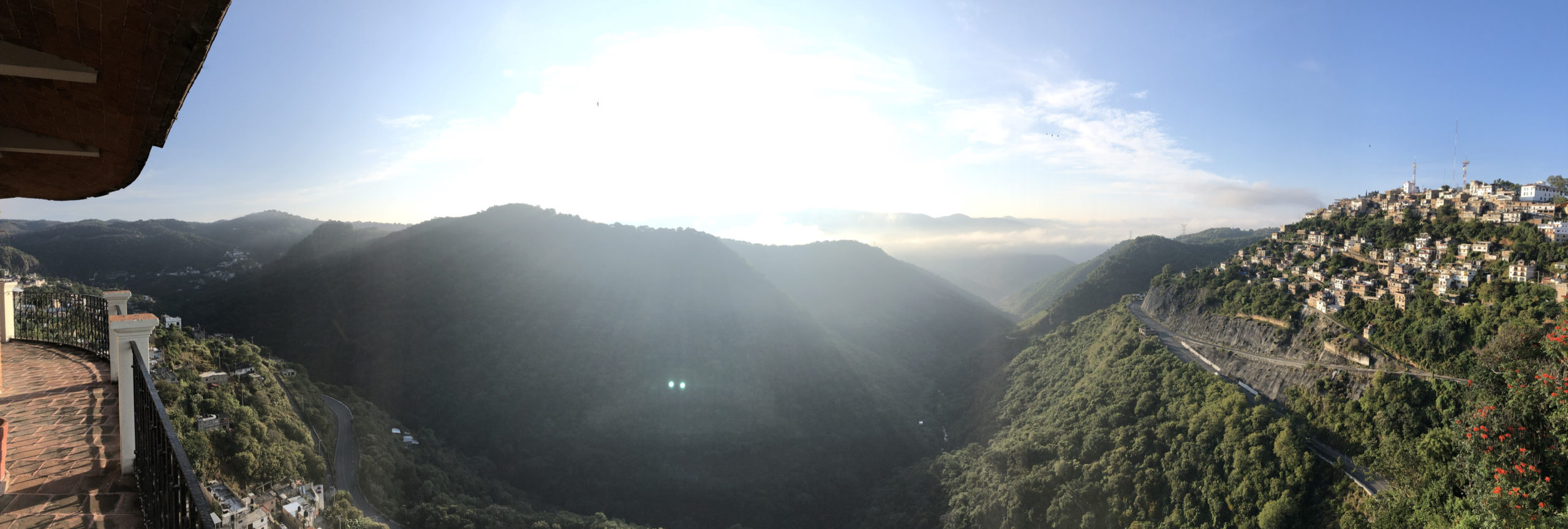 Amanecer entre montañas