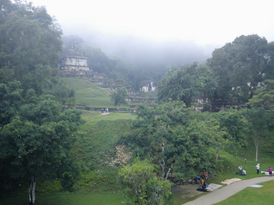 Palenque tras las montañas..