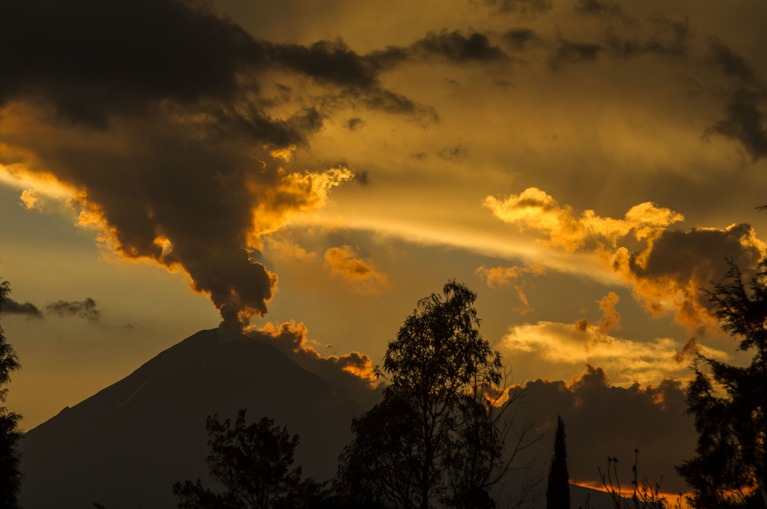 Entre nubes y ceniza