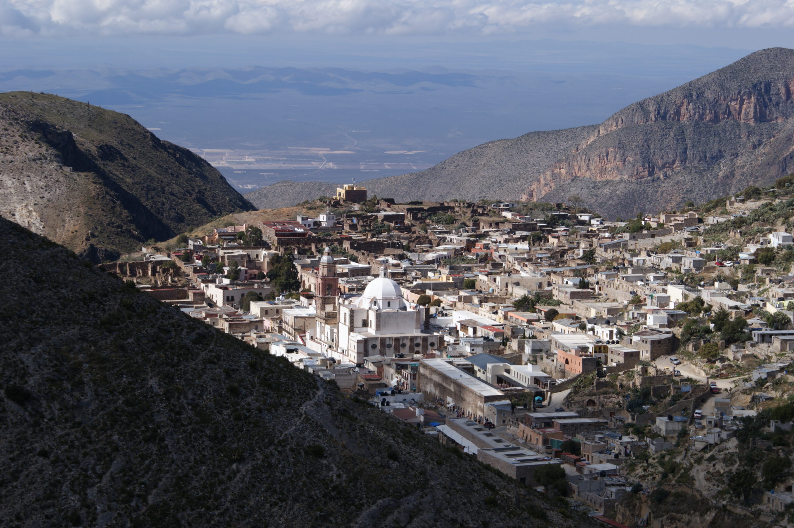 PUEBLO COBIJADO ENTRE LAS MONTAÑAS