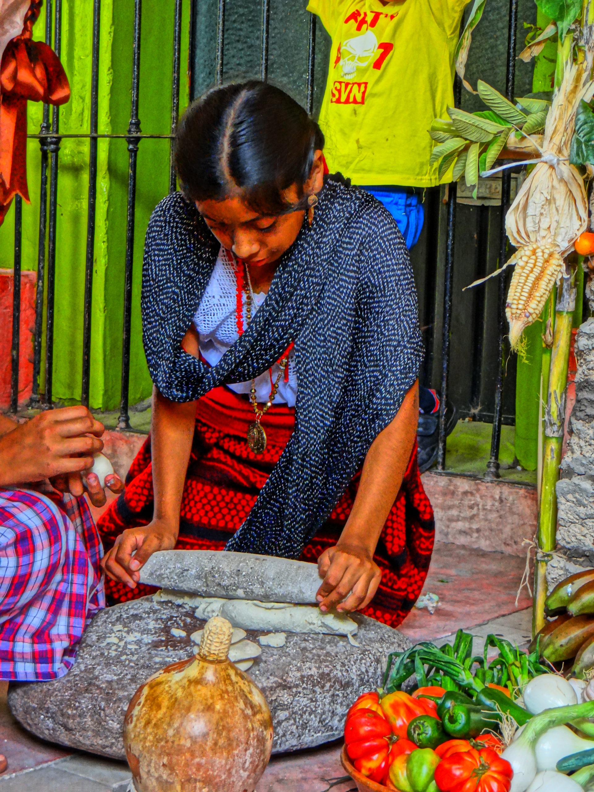 Shap nicayotl loo guitz (niña moliendo en el metate)