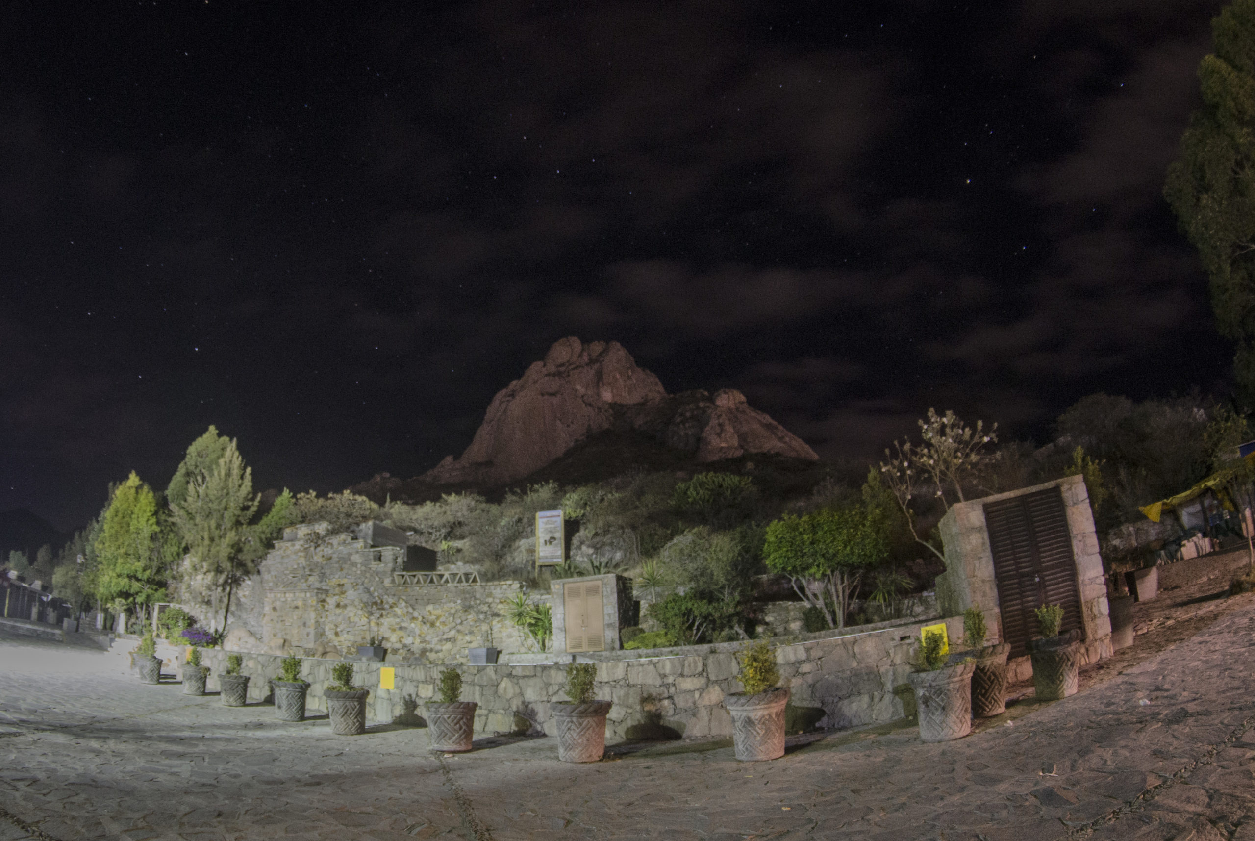 Peña de Bernal al anochecer