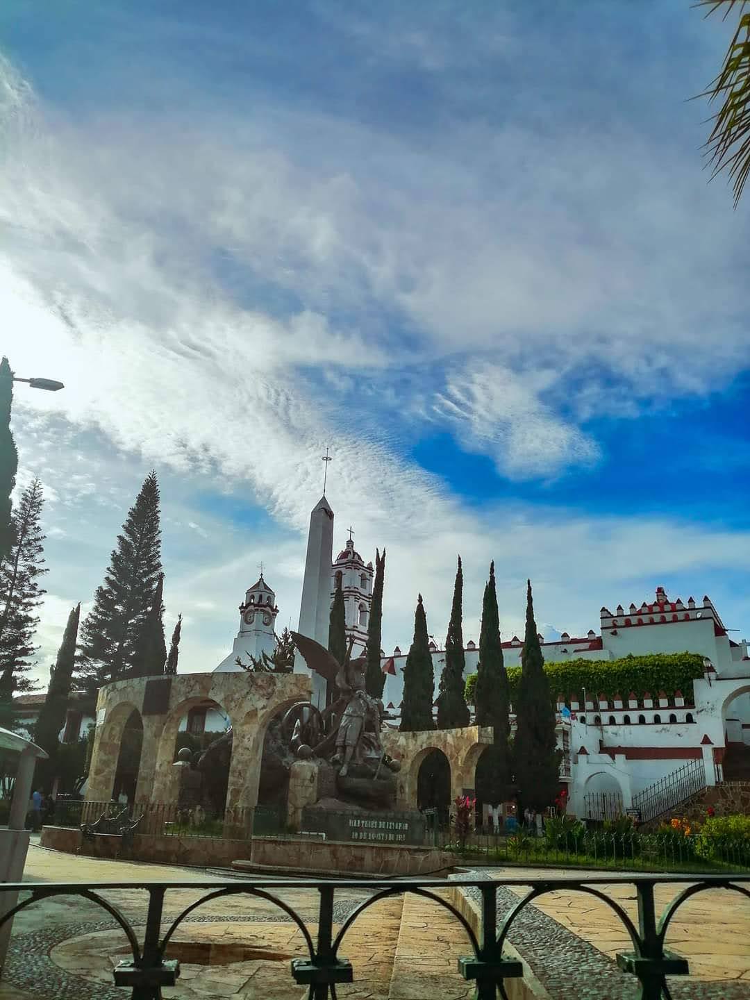 Jardín central, monumento a los Mártires de Ixtapan, Iglesia al señor del perdón