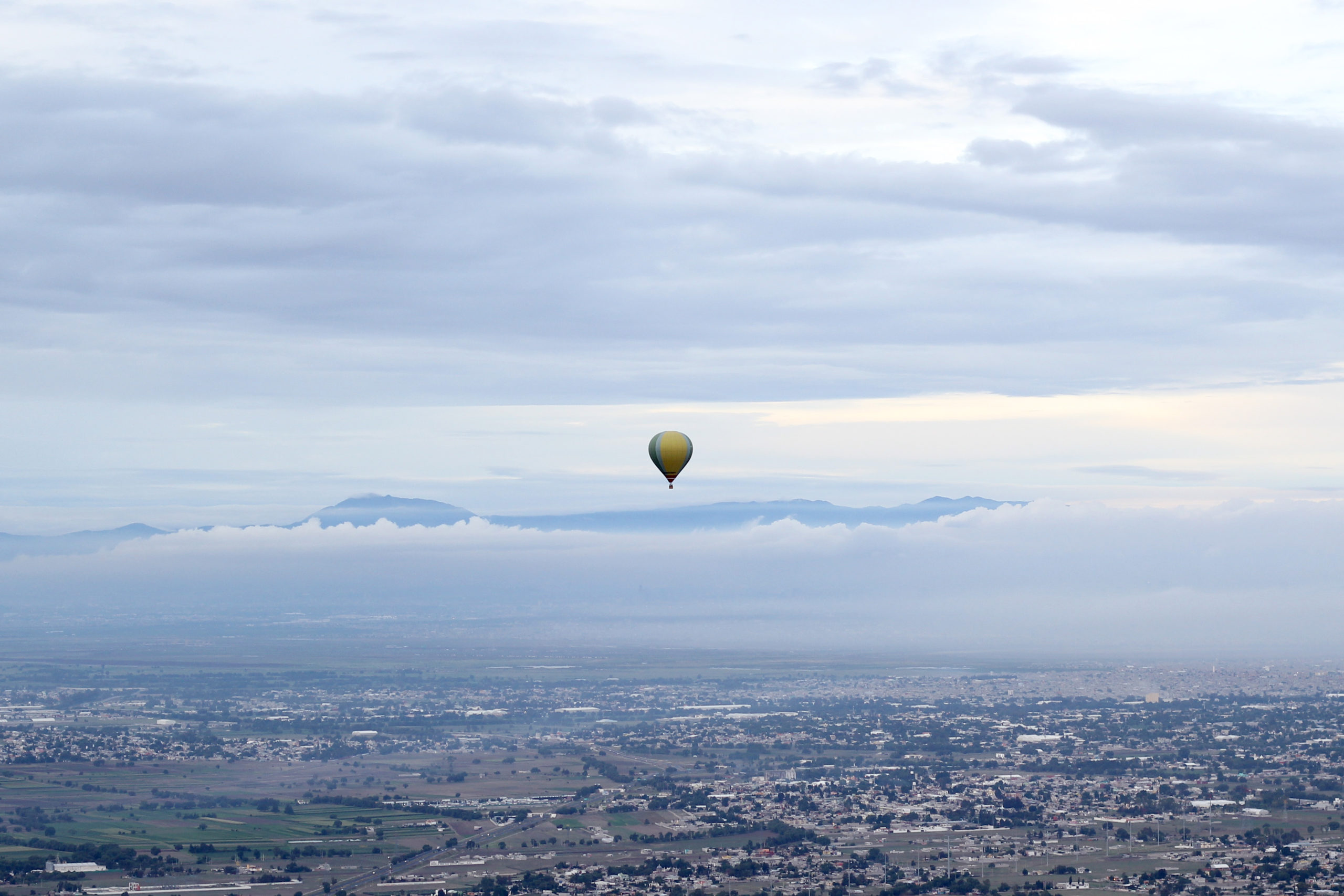 Globo volando sobre Teotihuacan