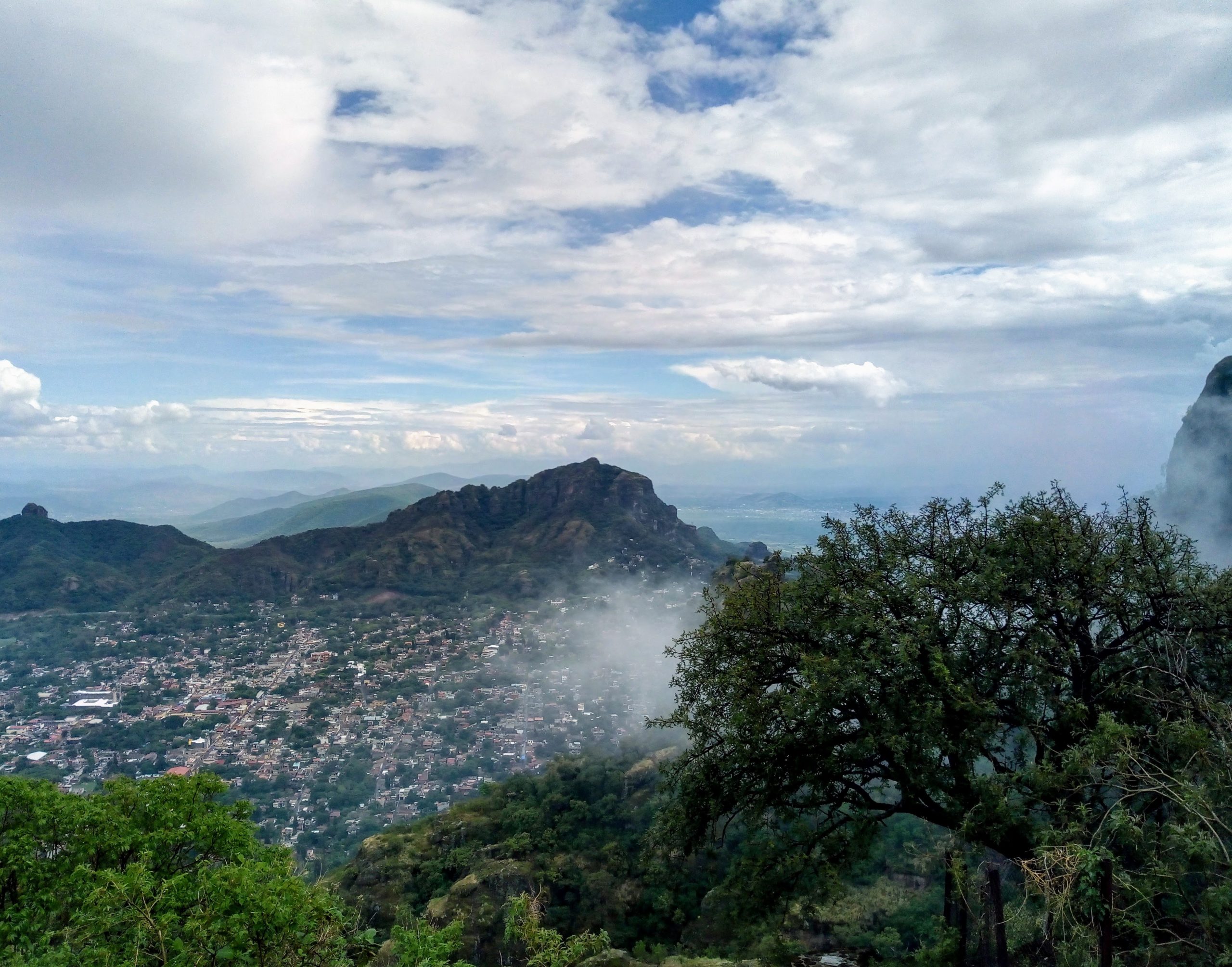 Nubes, montañas y neblina