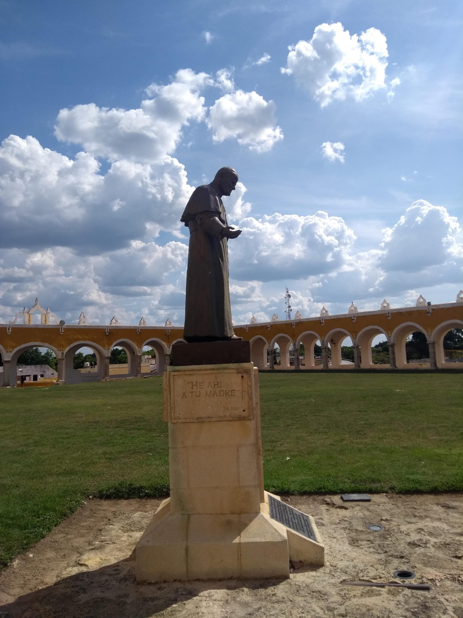 Orando bajo el cálido Sol