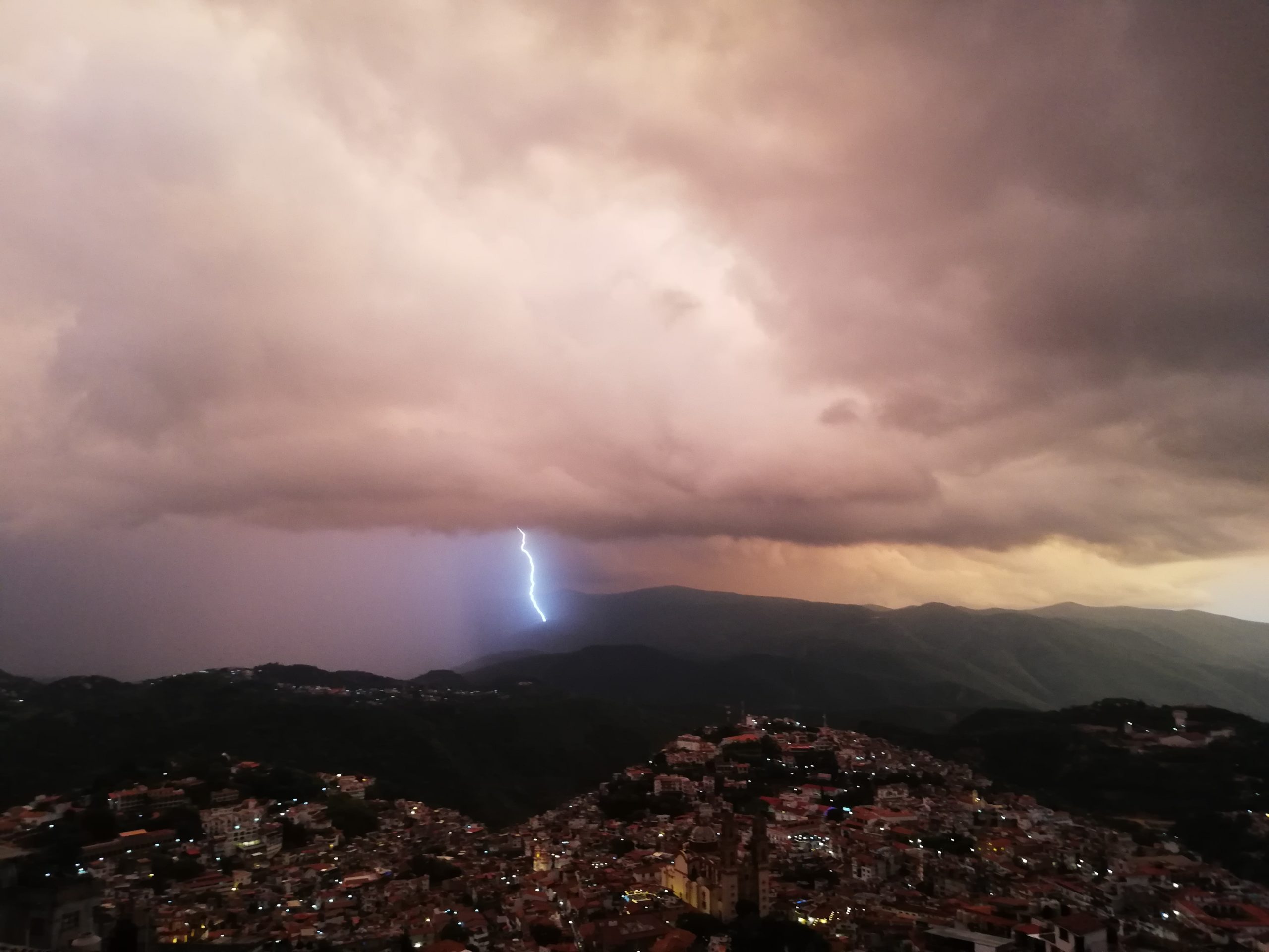 Un atardecer lluvioso en Taxco Mágico.