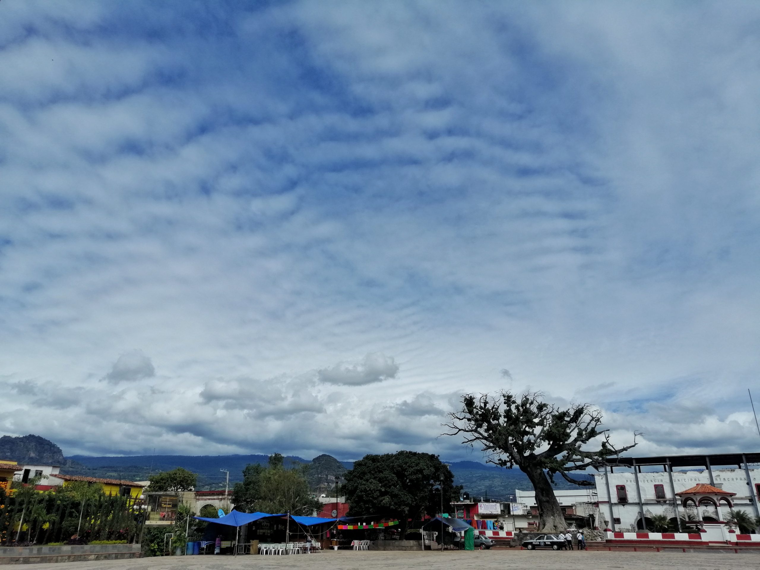 El corazón del pueblo entre nubes