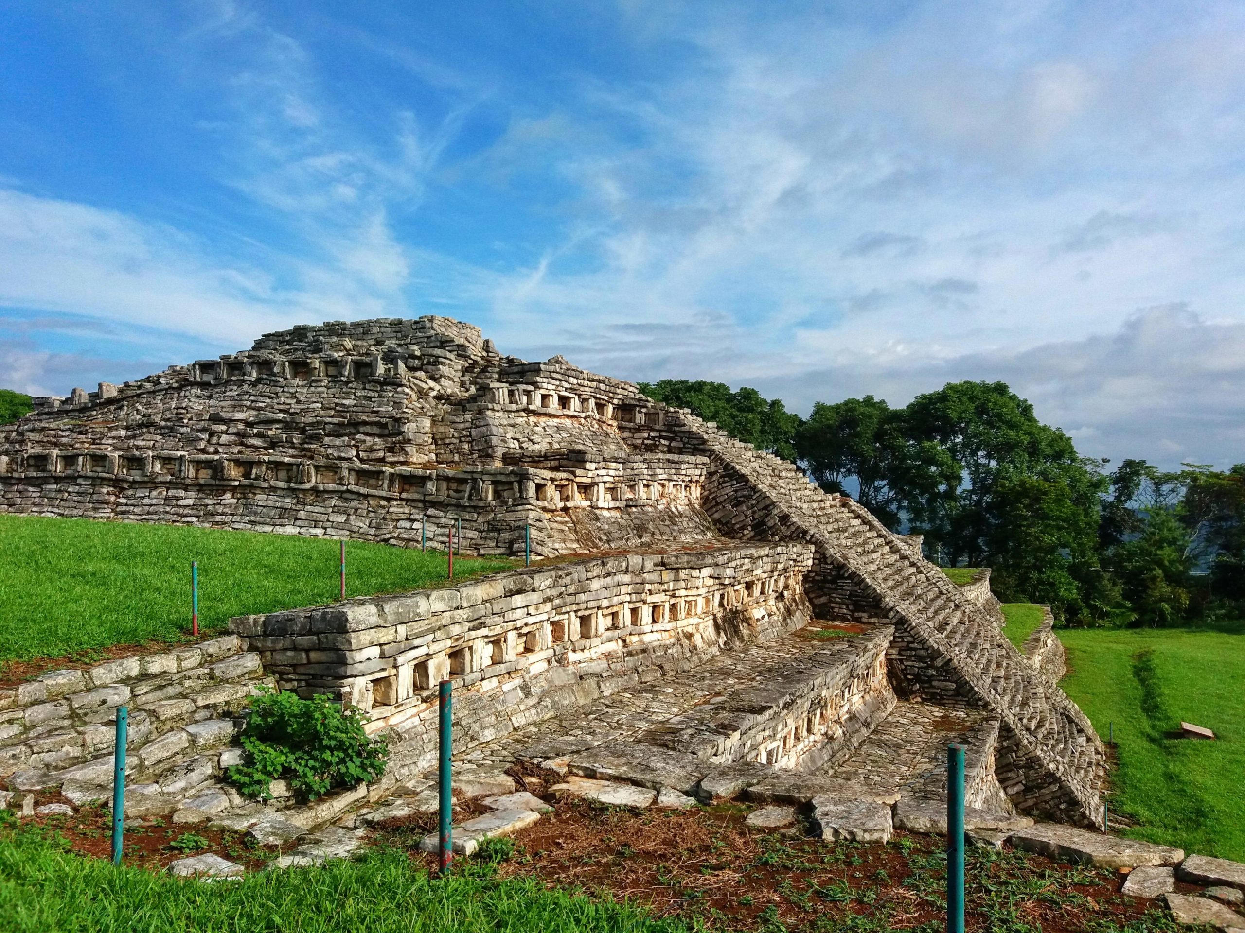 vista de una pirámide en la zona arqueológica de Yohualichán en Cuetzalan