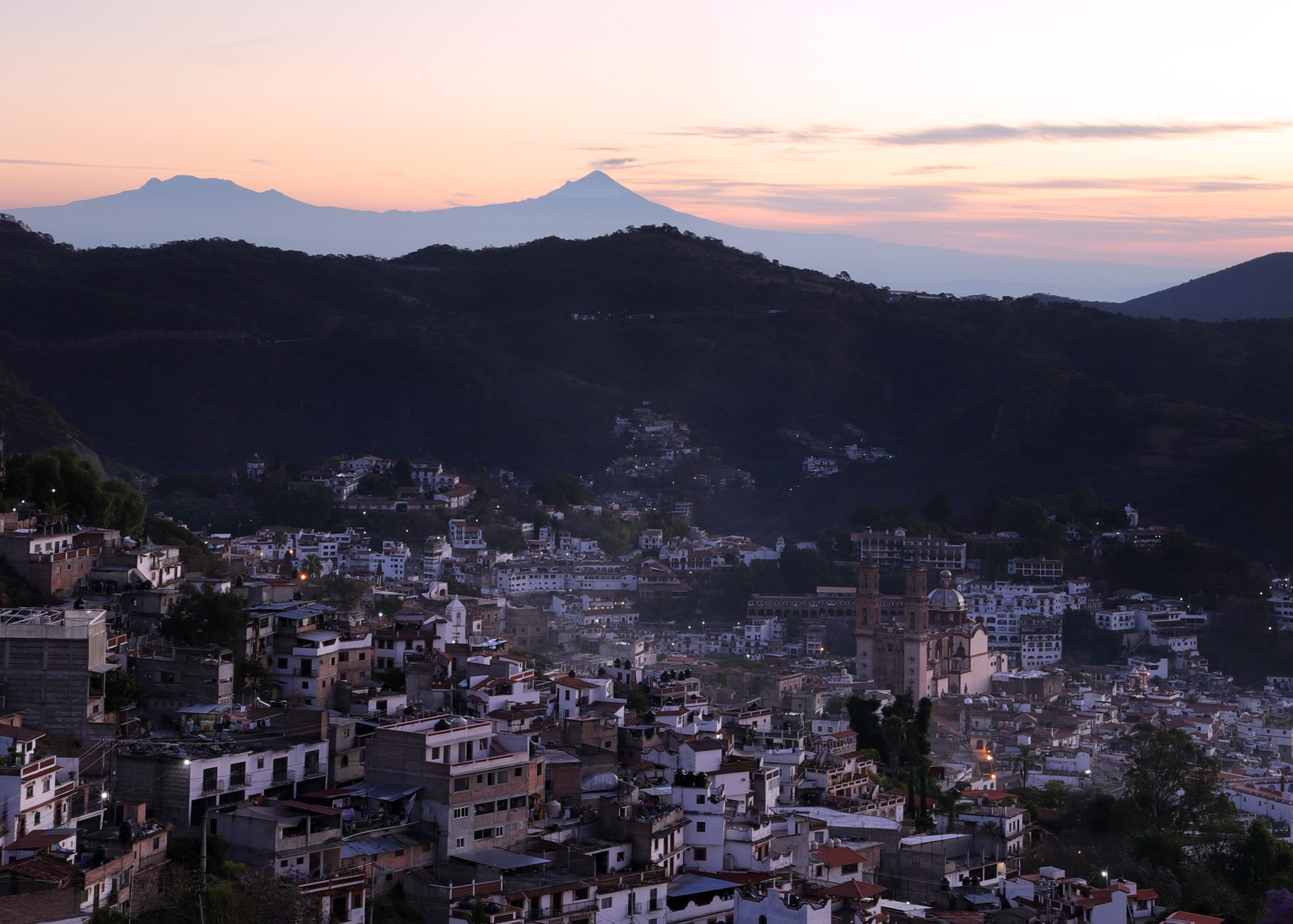 Tripartita en escena Taxco de Alarcón Guerrero – Itztaccihuatl y Popocatepetl