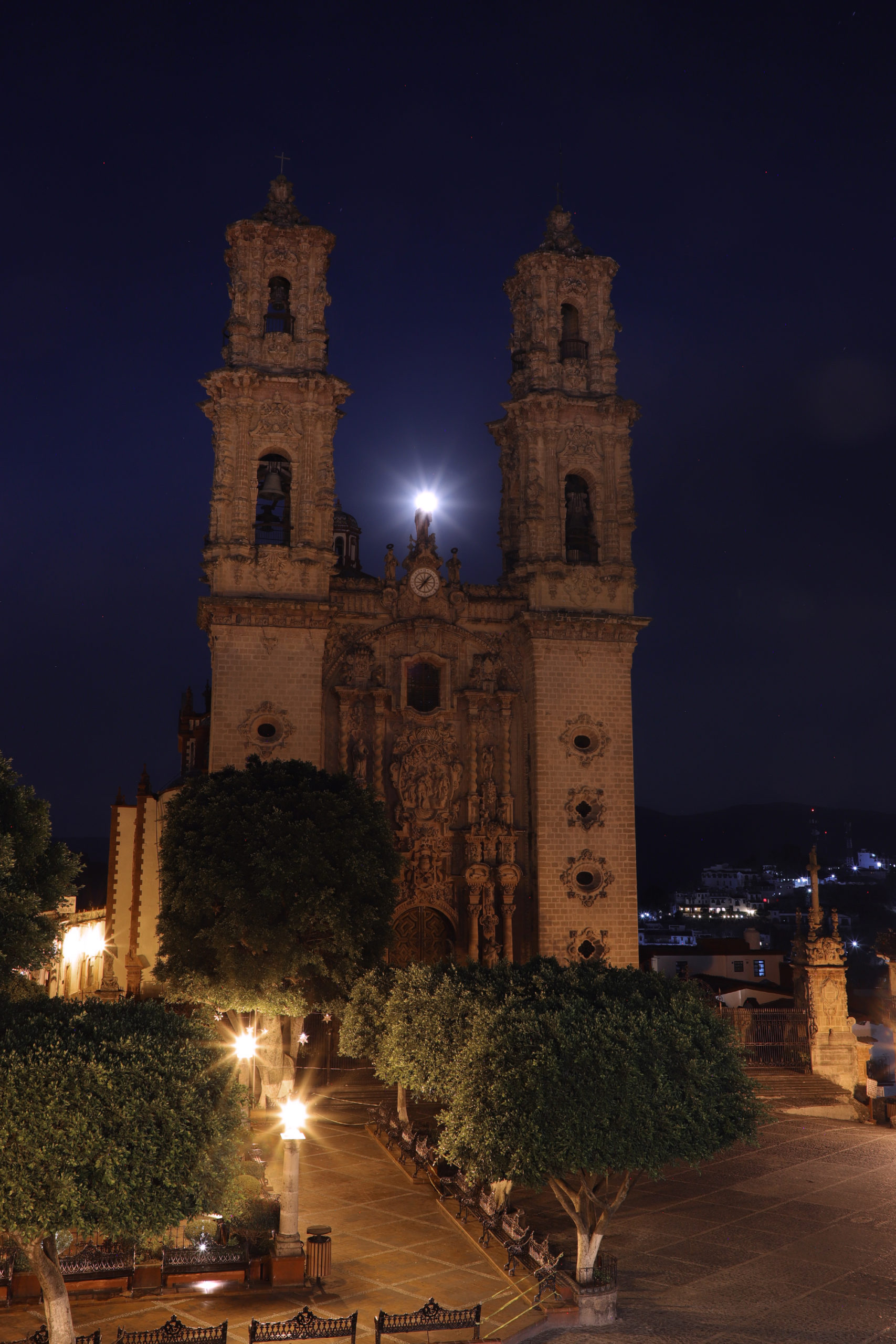 Espectáculo con Luna de Octubre en Taxco de Alarcón Guerrero.