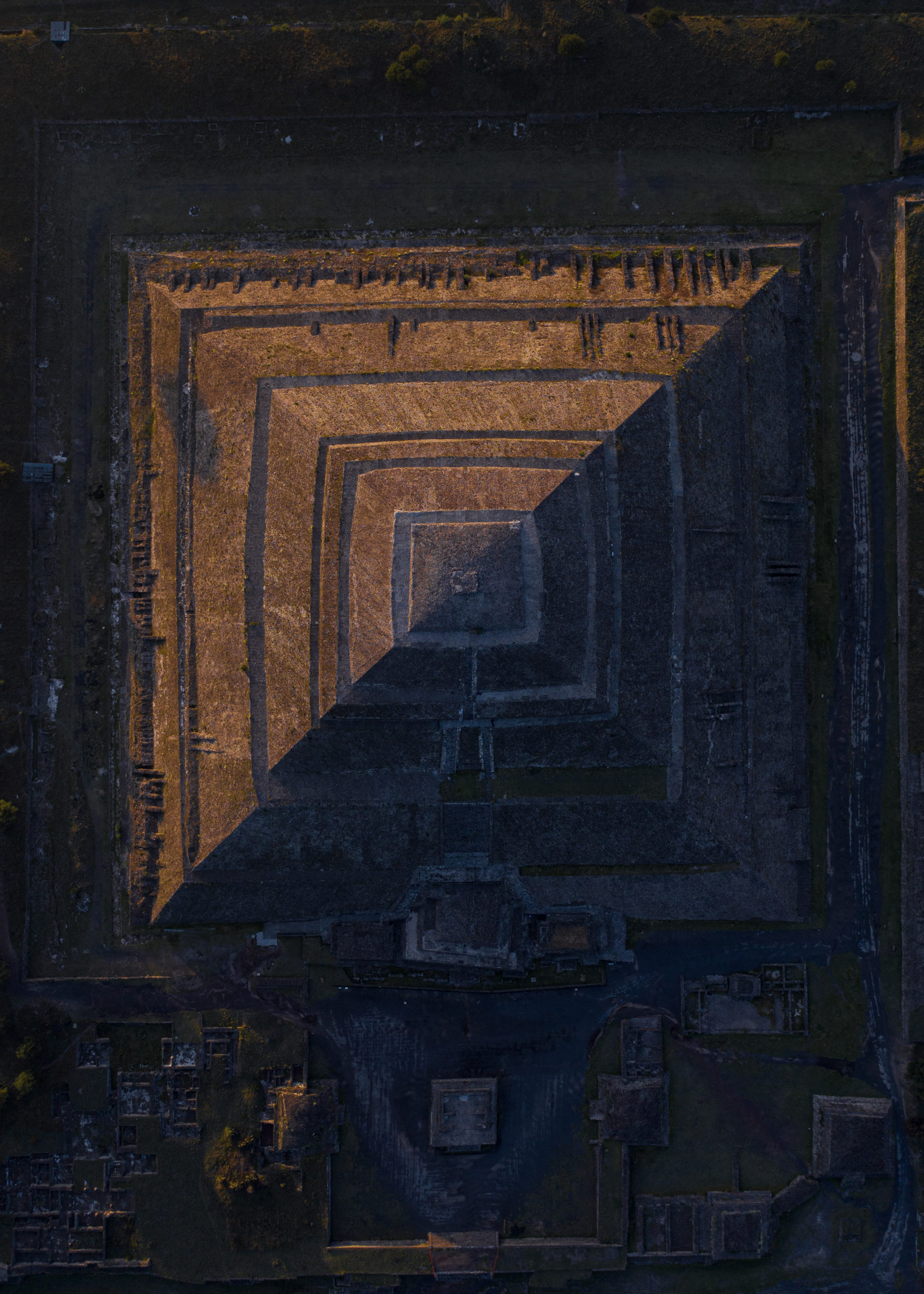 Pirámide del Sol a medio sol