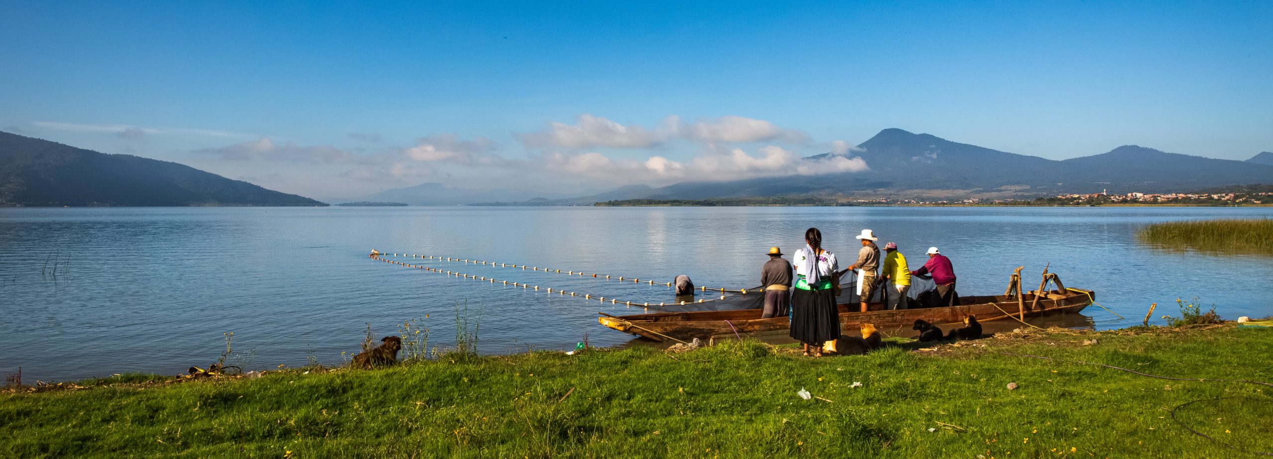 Pescadores y lago