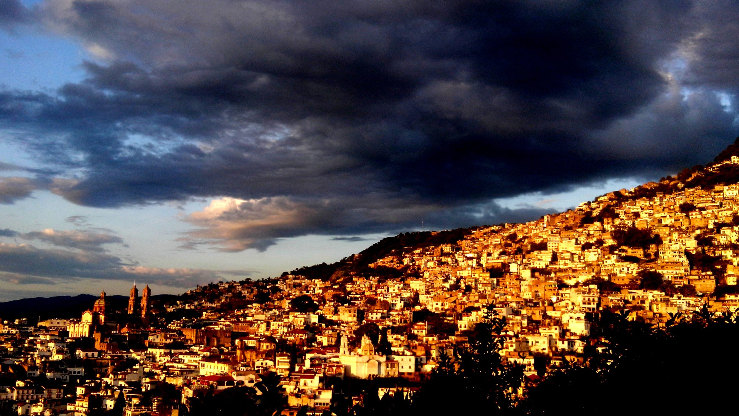 Taxco, al irradiar el sol