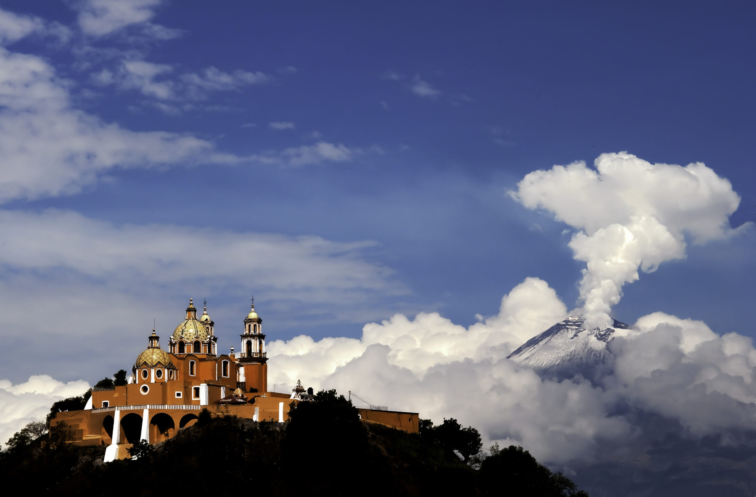 Santuario y el Popocatépetl