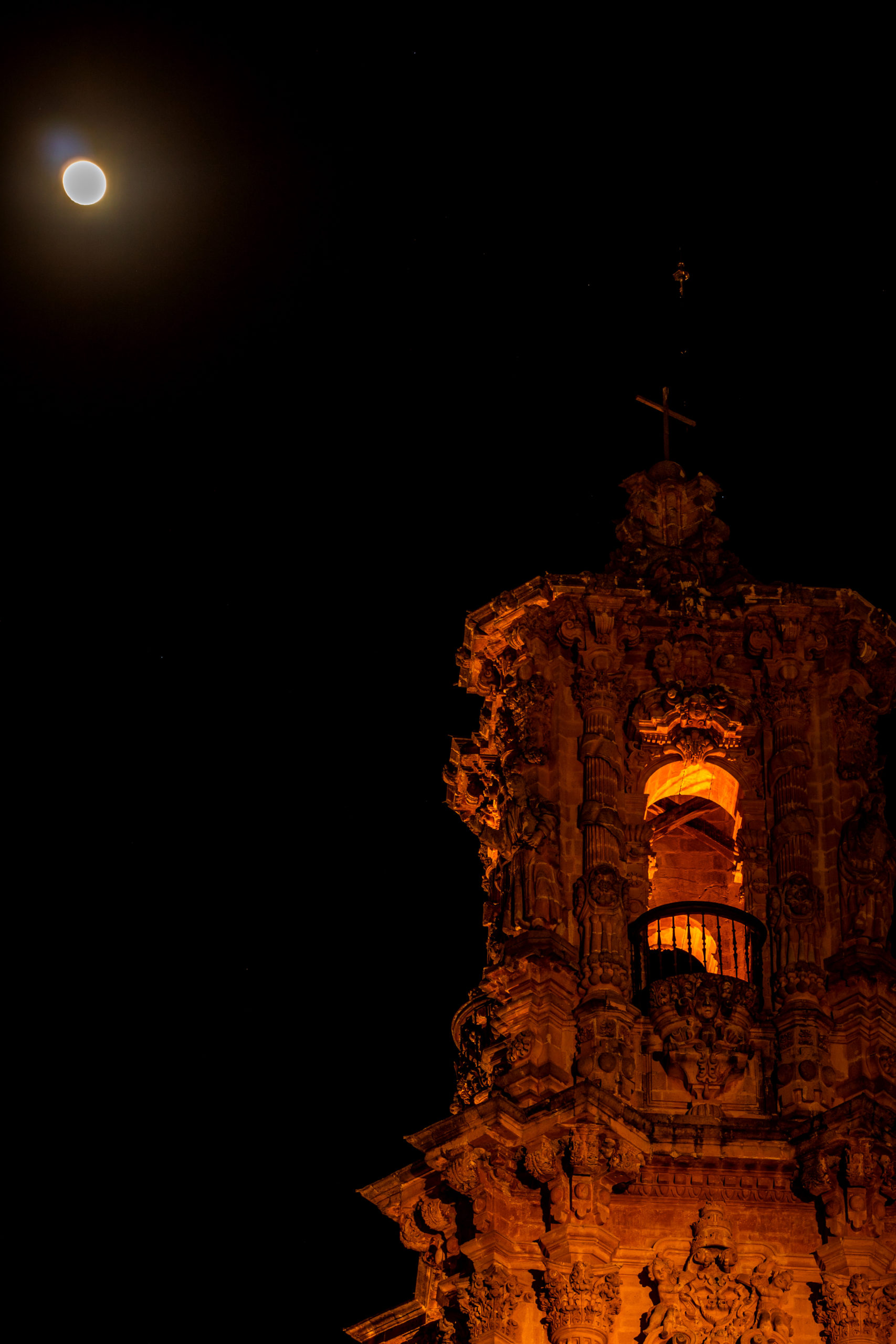 Luna tocando la campana