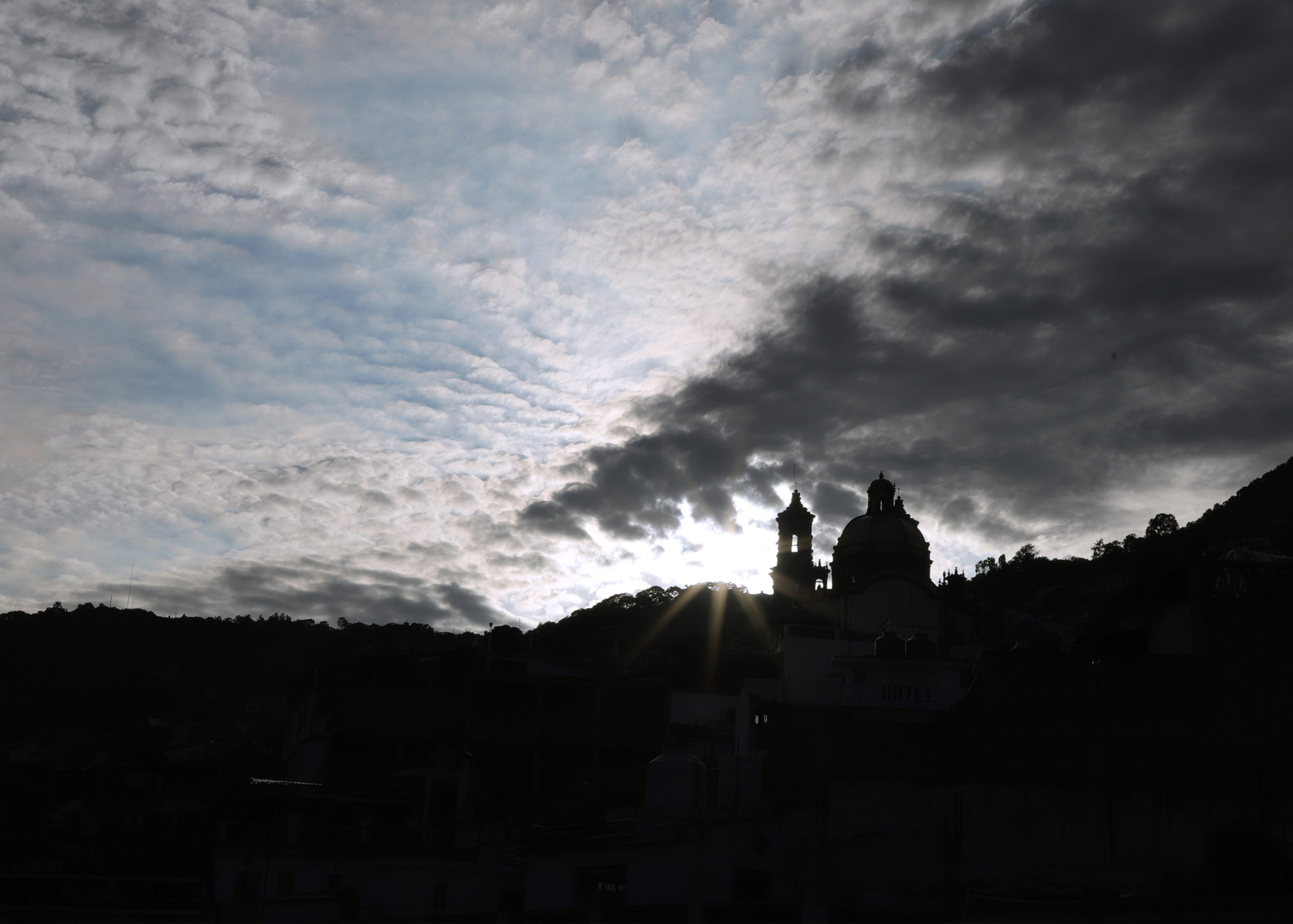 Puesta de Sol en Taxco de Alarcón Guerrero al contraste Templo de Santa Prisca y  San Sebastian.