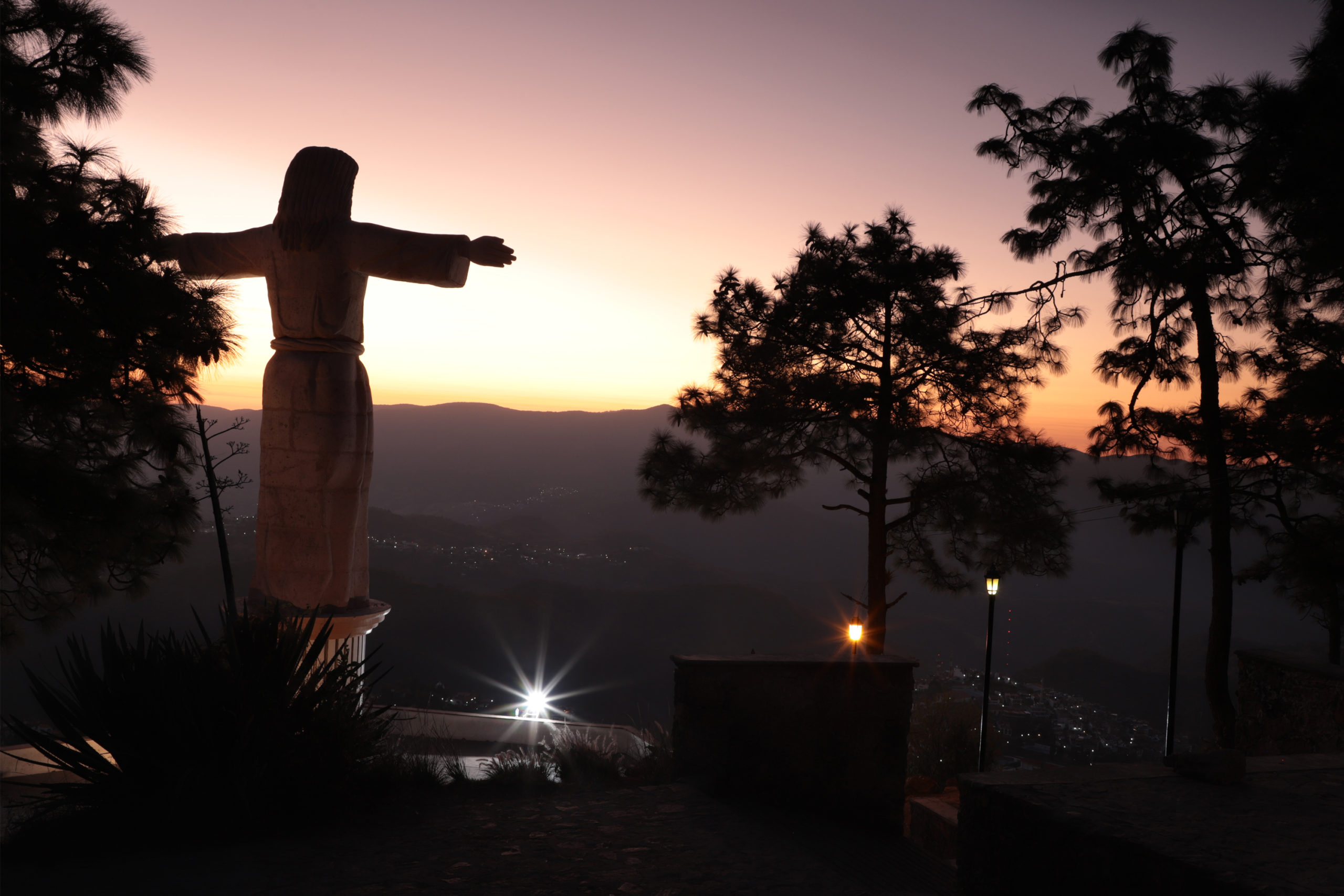 Amanece en Paz . Cristo Monumental en Taxco de Alarcón Guerrero.