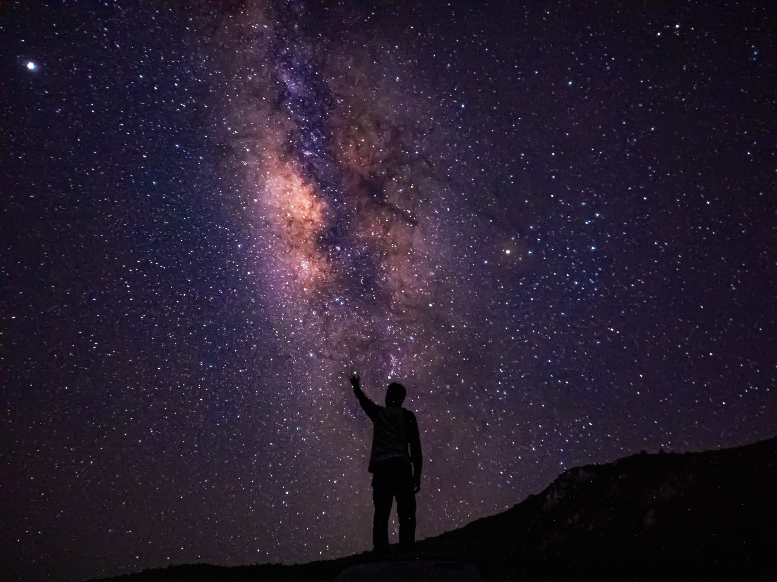 Noche estrellada y Vía Láctea encima del Peñasco