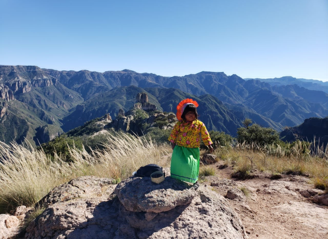 La pequeña Herminia y su traje Tarahumara