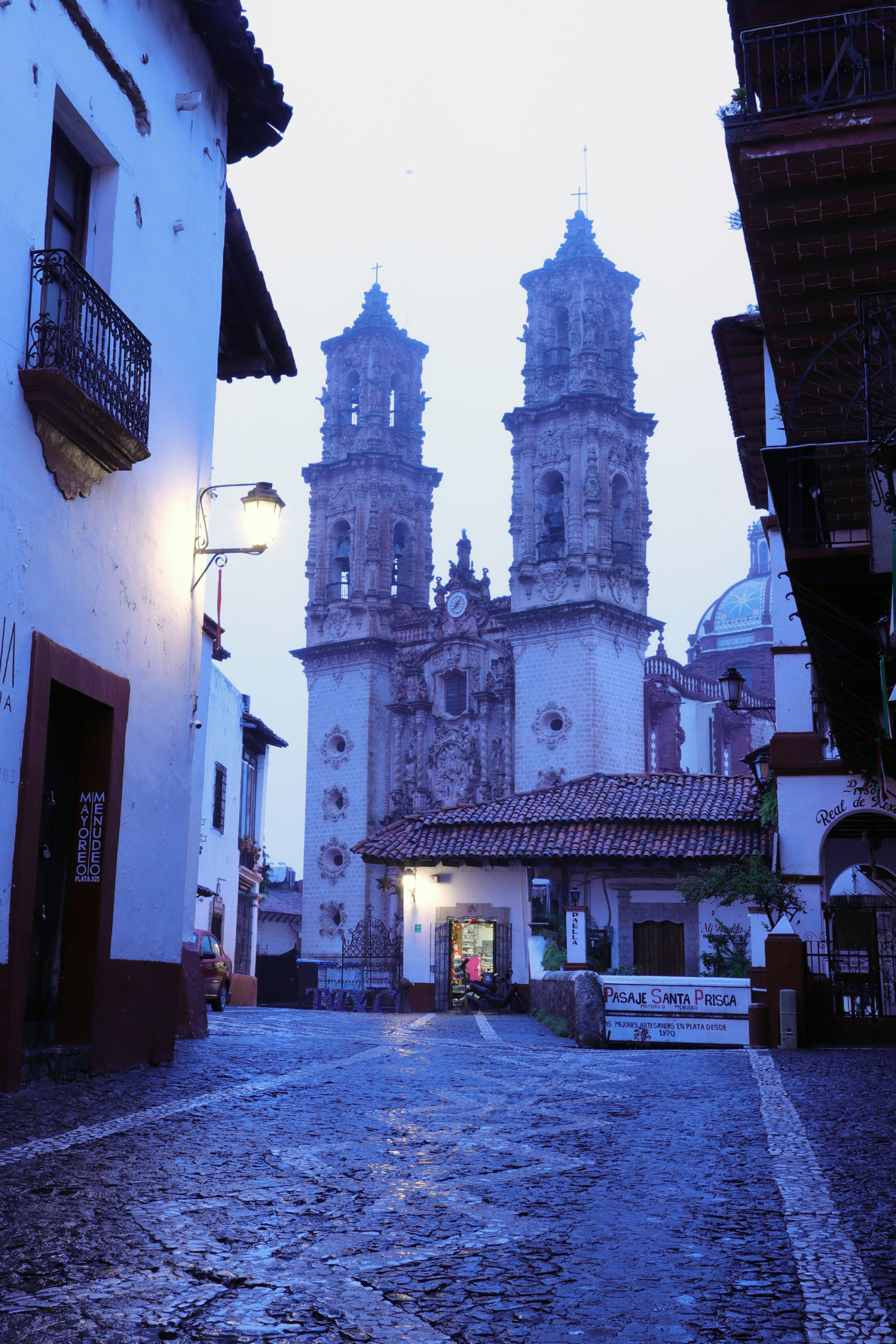 Llovizna matutina en corredor Taxqueño …Taxco de Alarcón Guerrero.