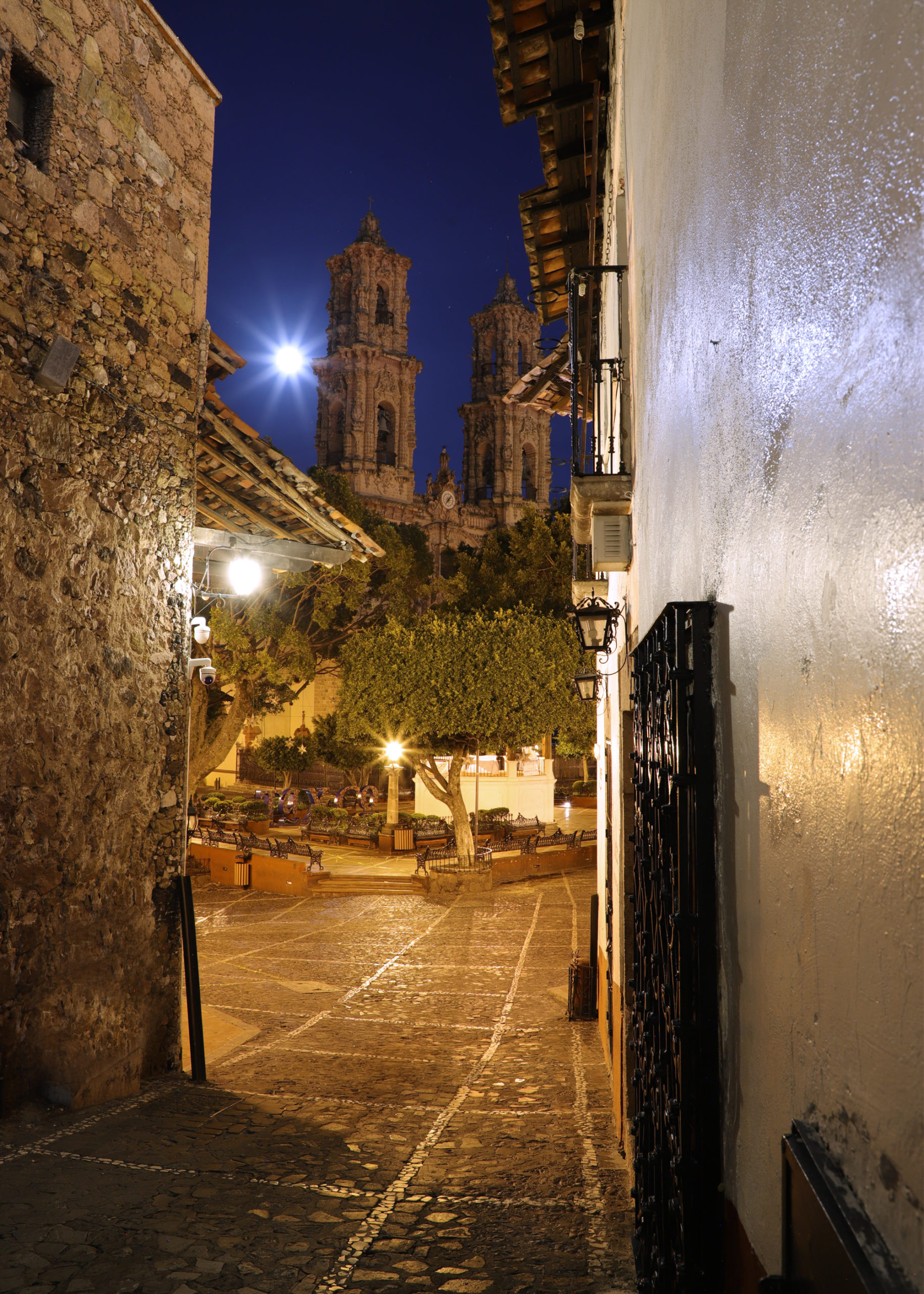 Luz cálida entre callejones del centro de Taxco de Alarcón Guerrero.