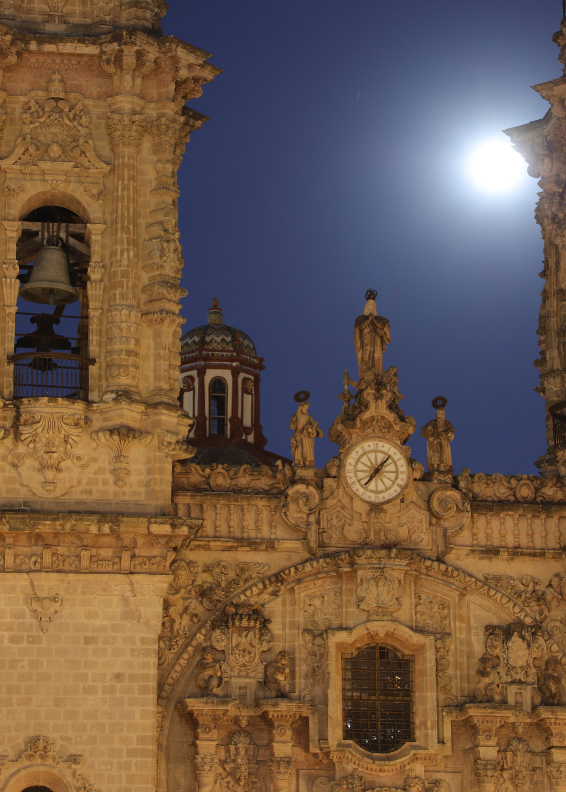 Perfiles de Santa Prisca y San Sebastian a la luz de la luna en Taxco de Alarcón Guerrero.