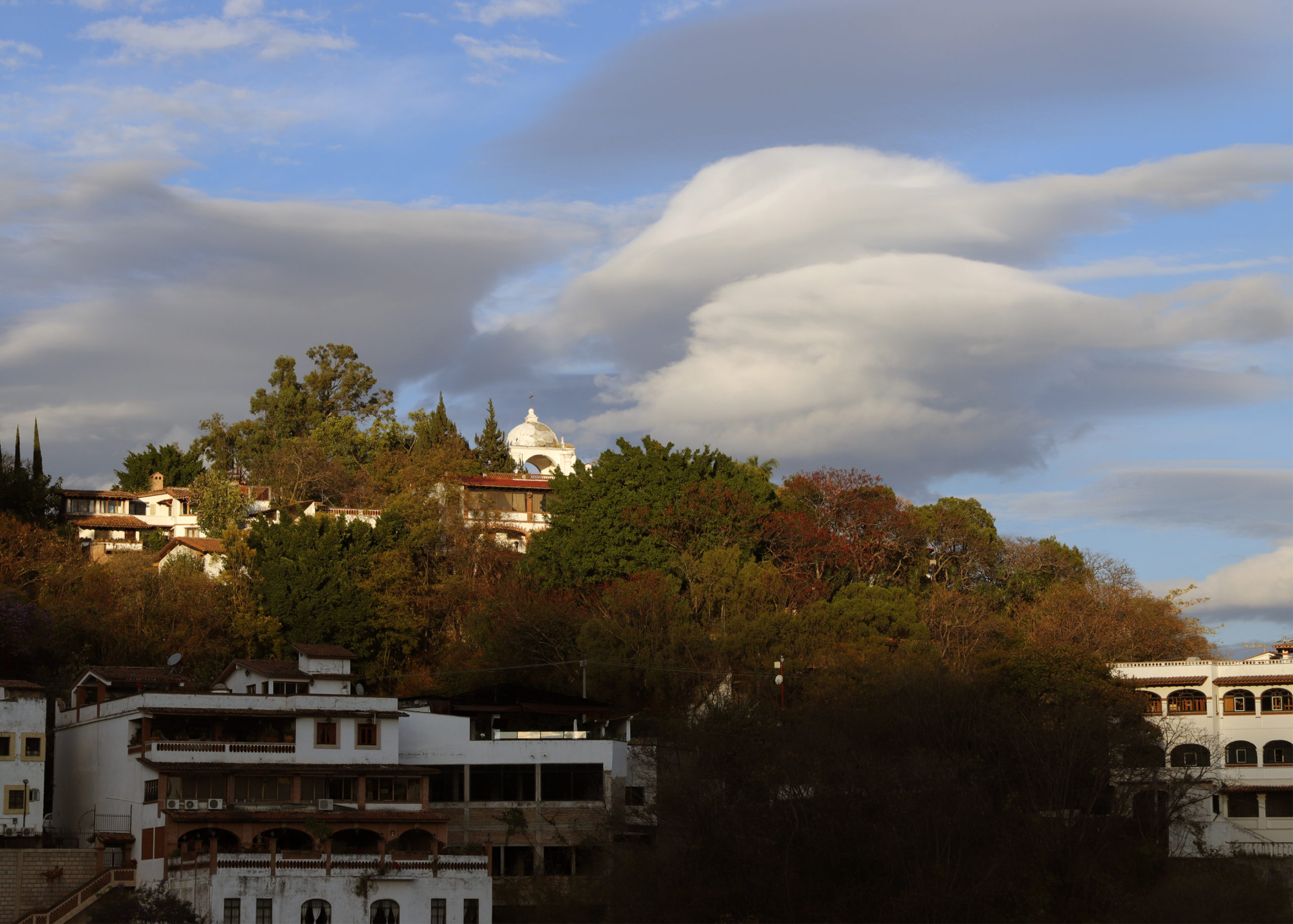 Típica tarde de coloridos matices en cielo y tierra del cerro de la Misión en Taxco de Alarcón Guerrero.